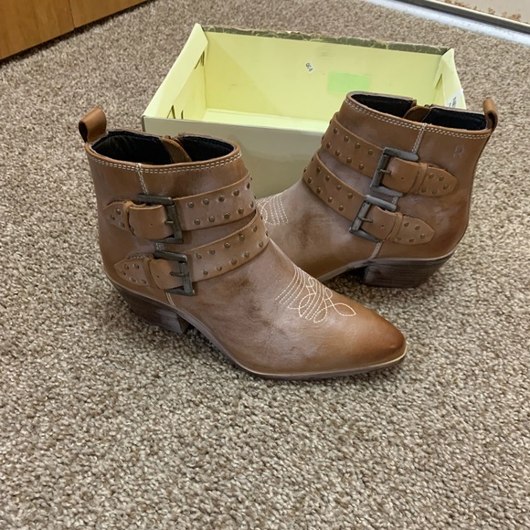 Roan Shoes - Roan ankle booties, NWT